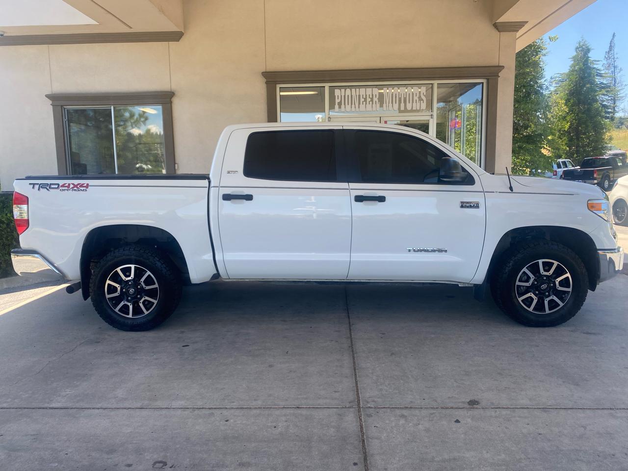 Toyota Tundra 4WD Truck CrewMax 5.7L V8 6-Spd AT SR5 (Natl) 2015