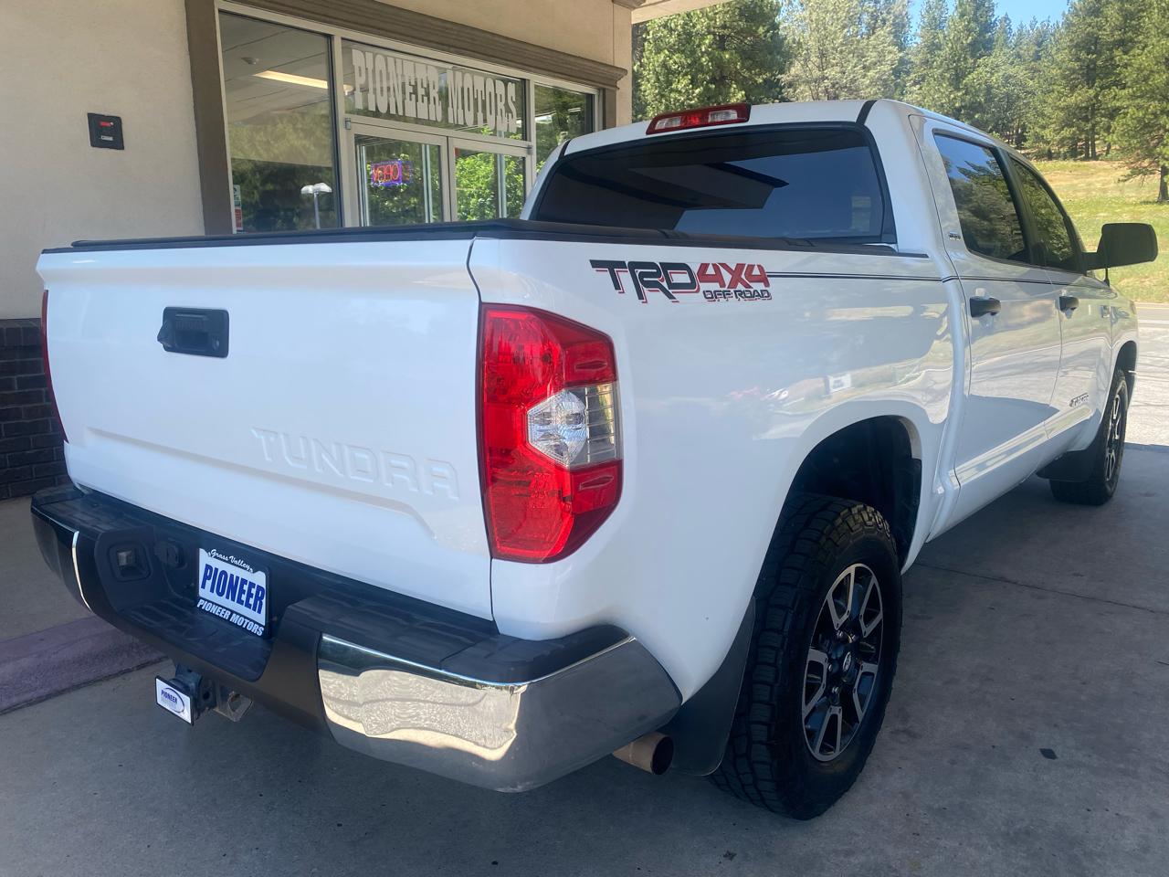 Toyota Tundra 4WD Truck CrewMax 5.7L V8 6-Spd AT SR5 (Natl) 2015