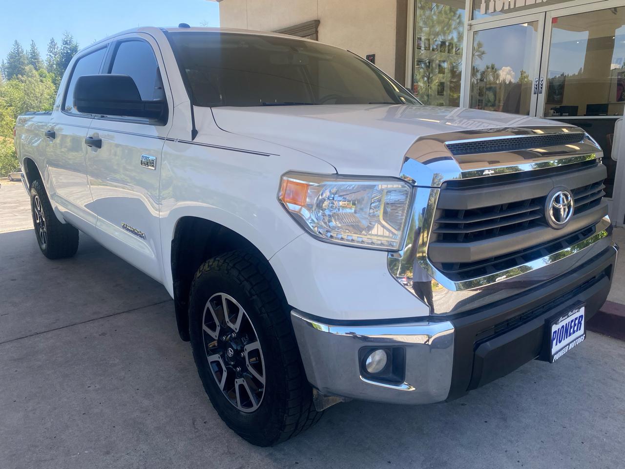 Toyota Tundra 4WD Truck CrewMax 5.7L V8 6-Spd AT SR5 (Natl) 2015
