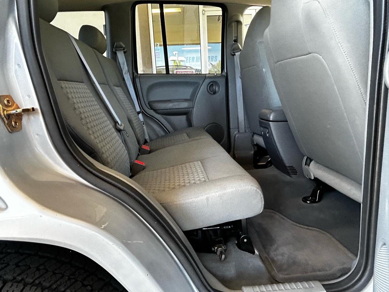 Jeep Liberty 4dr Sport 4WD 2005