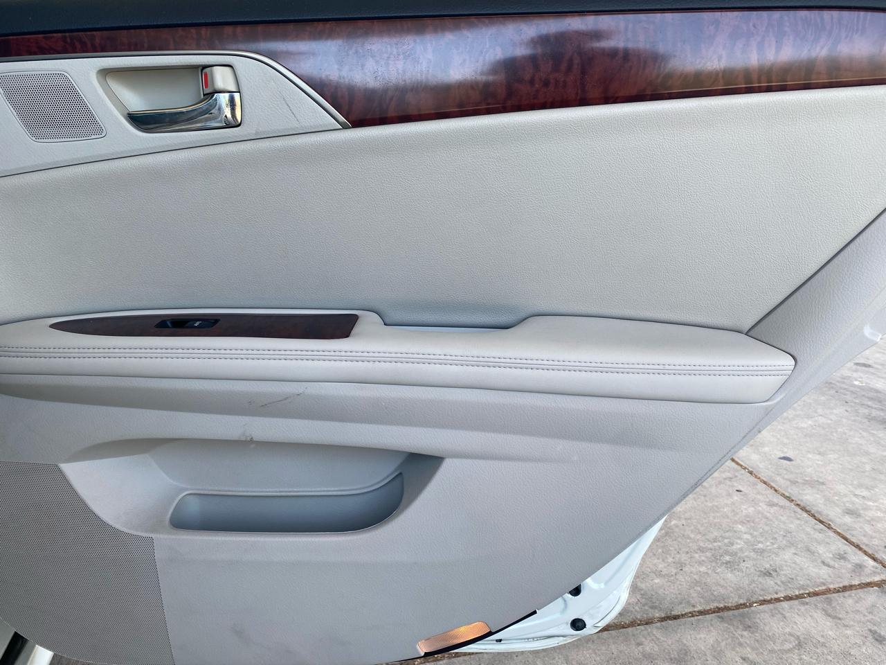 Toyota Avalon  2011