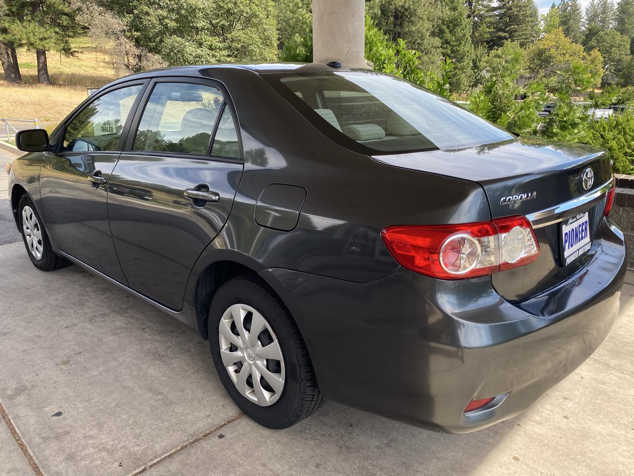 Toyota Corolla 4dr Sdn Auto LE (Natl) 2011