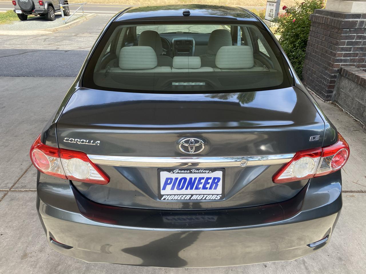 Toyota Corolla 4dr Sdn Auto LE (Natl) 2011