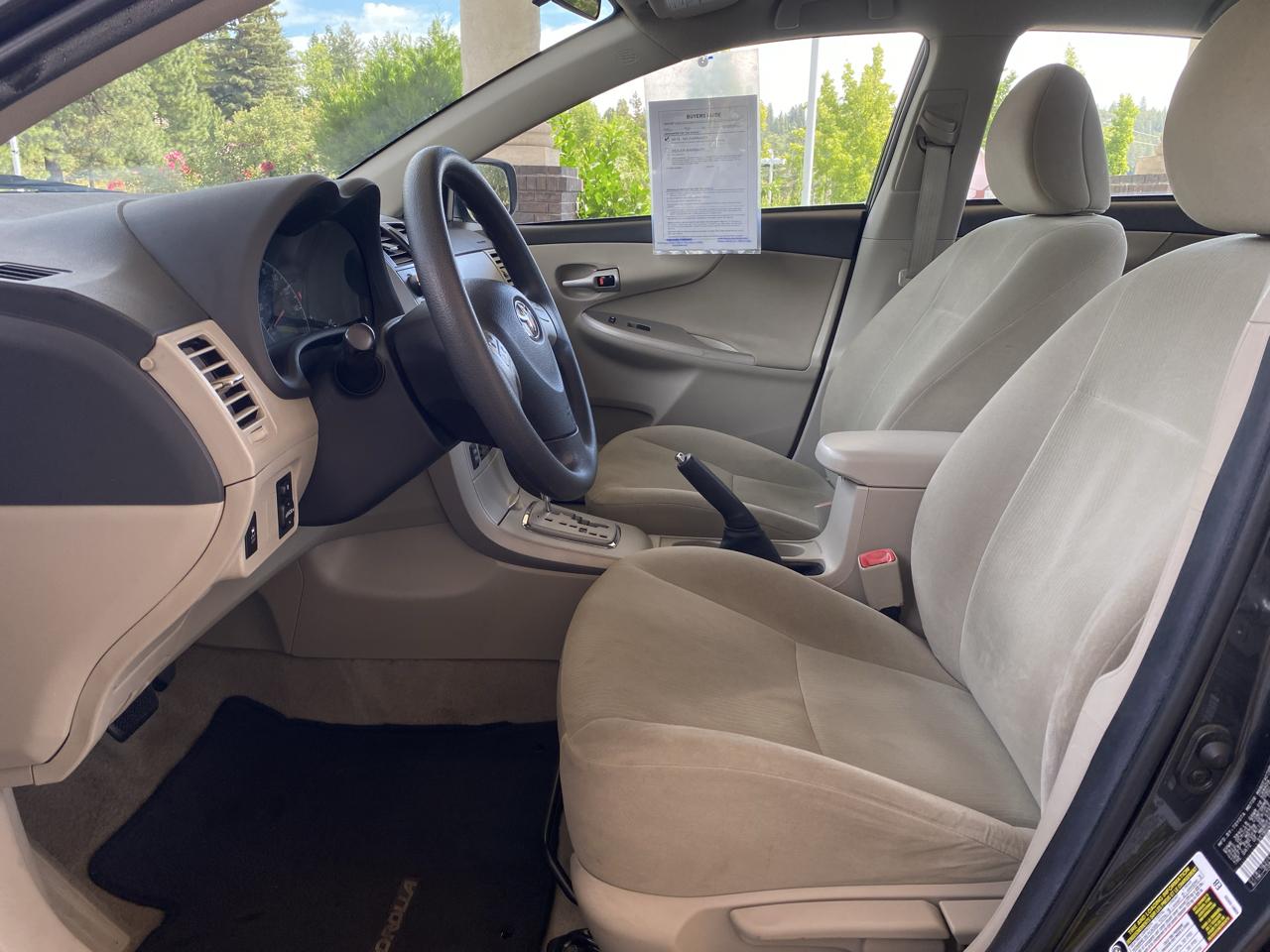 Toyota Corolla 4dr Sdn Auto LE (Natl) 2011