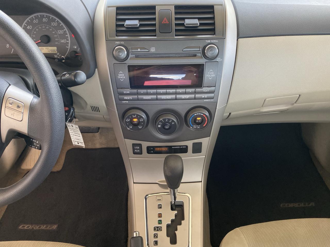 Toyota Corolla 4dr Sdn Auto LE (Natl) 2011