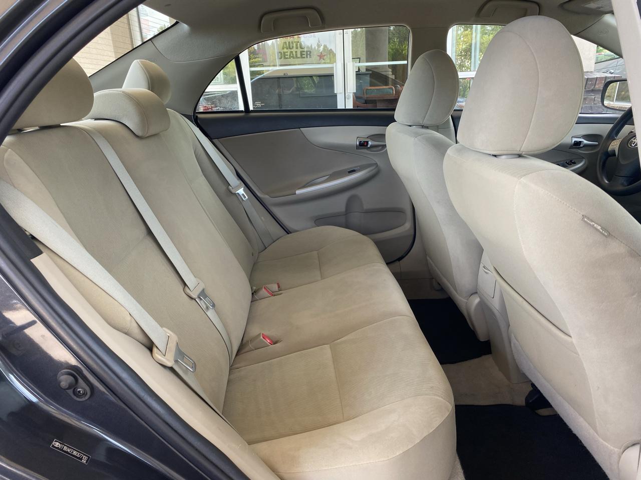 Toyota Corolla 4dr Sdn Auto LE (Natl) 2011