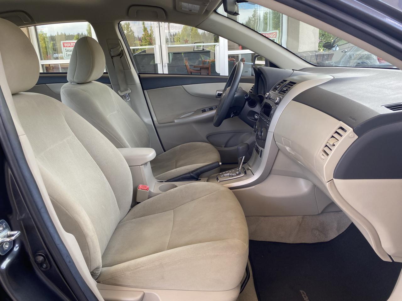 Toyota Corolla 4dr Sdn Auto LE (Natl) 2011