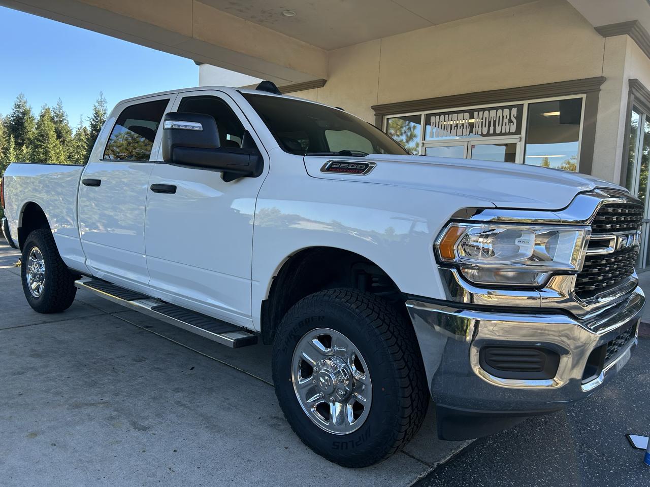 RAM 2500 Tradesman 4x4 Crew Cab 6'4" Box 2023