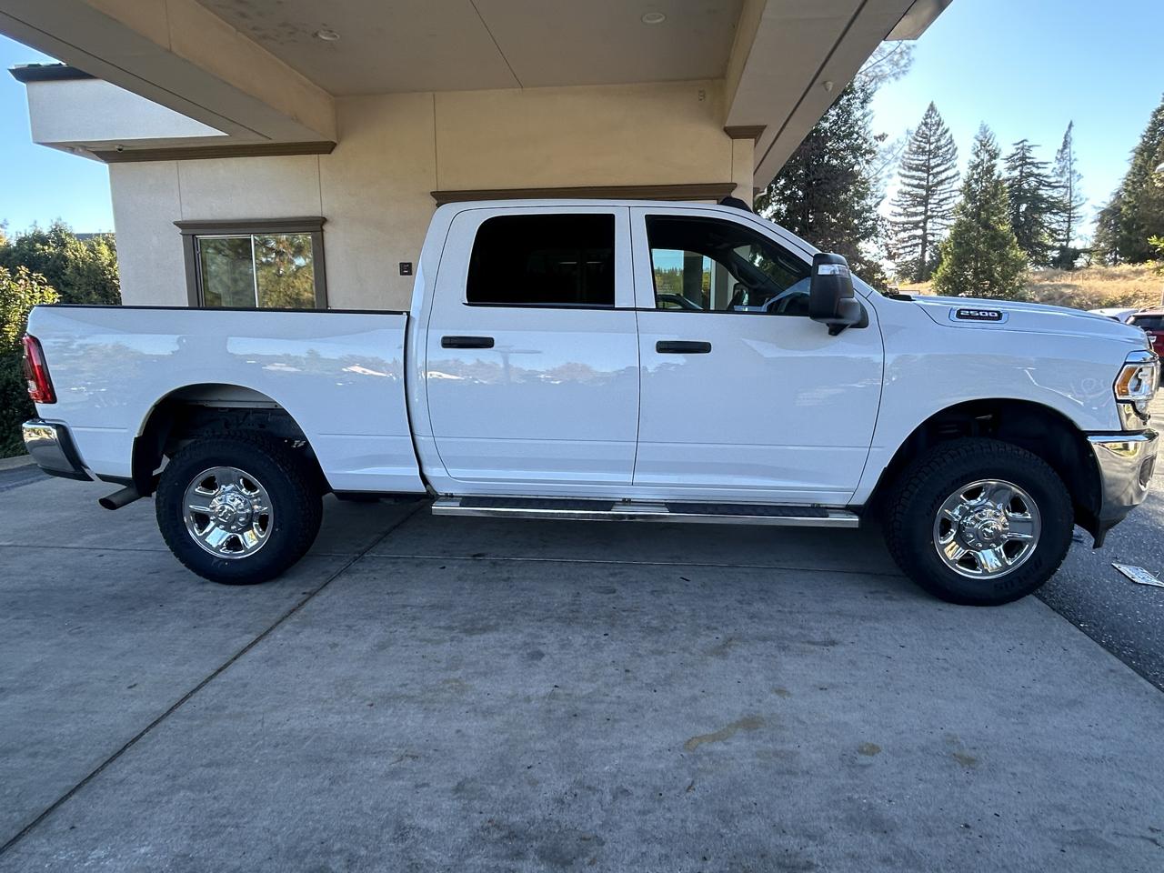 RAM 2500 Tradesman 4x4 Crew Cab 6'4" Box 2023