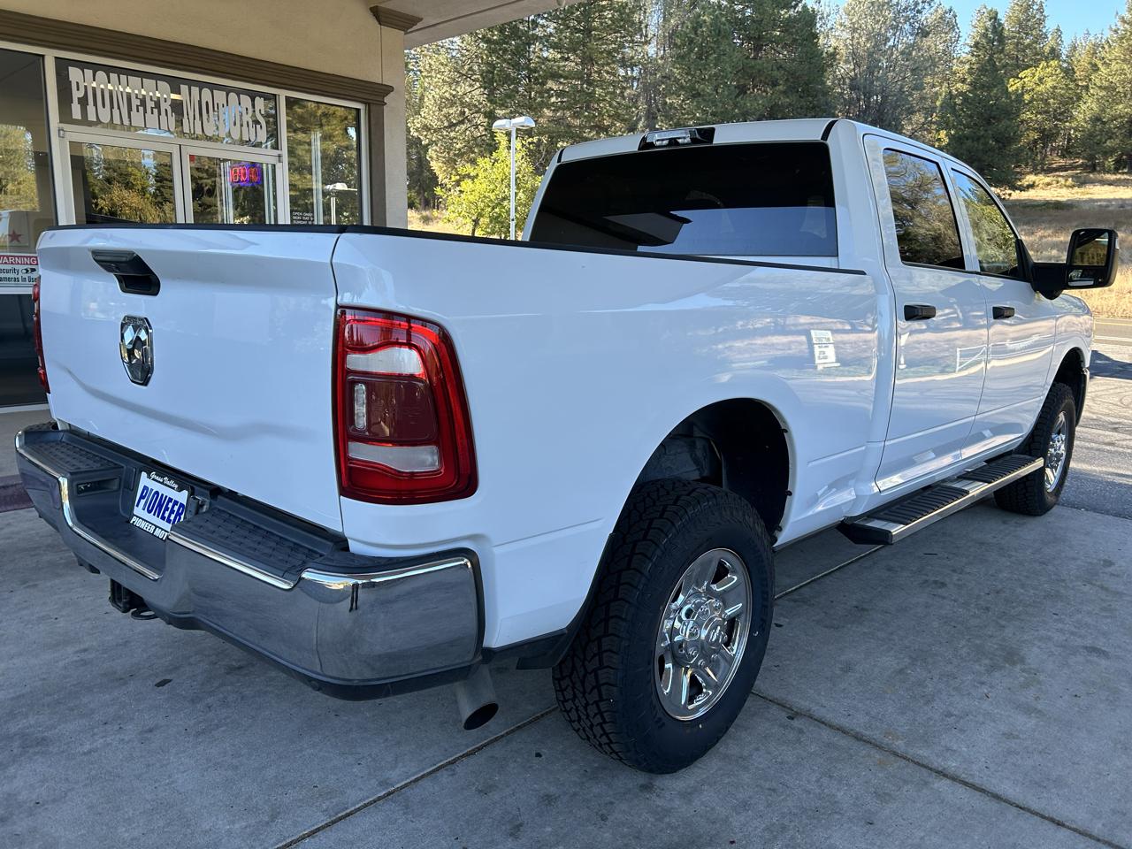 RAM 2500 Tradesman 4x4 Crew Cab 6'4" Box 2023