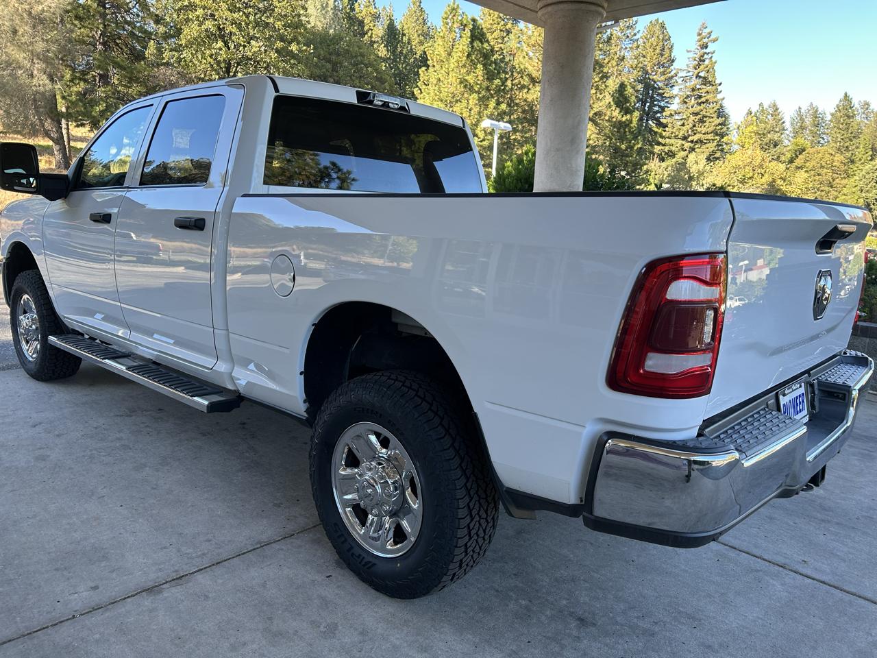 RAM 2500 Tradesman 4x4 Crew Cab 6'4" Box 2023