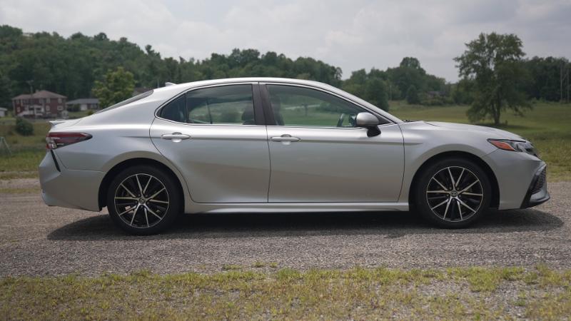 Toyota Camry SE 2021