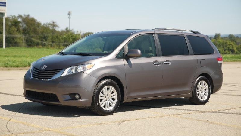 Toyota Sienna Limited 7-Pass V6 2011