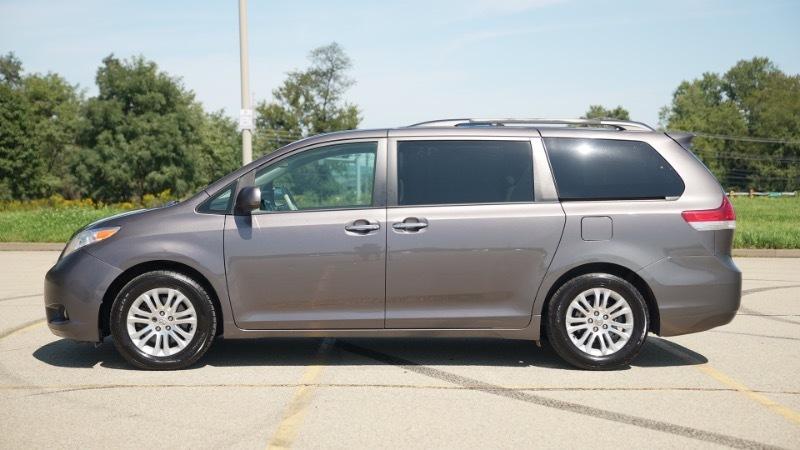 Toyota Sienna Limited 7-Pass V6 2011
