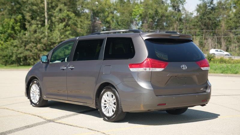 Toyota Sienna Limited 7-Pass V6 2011