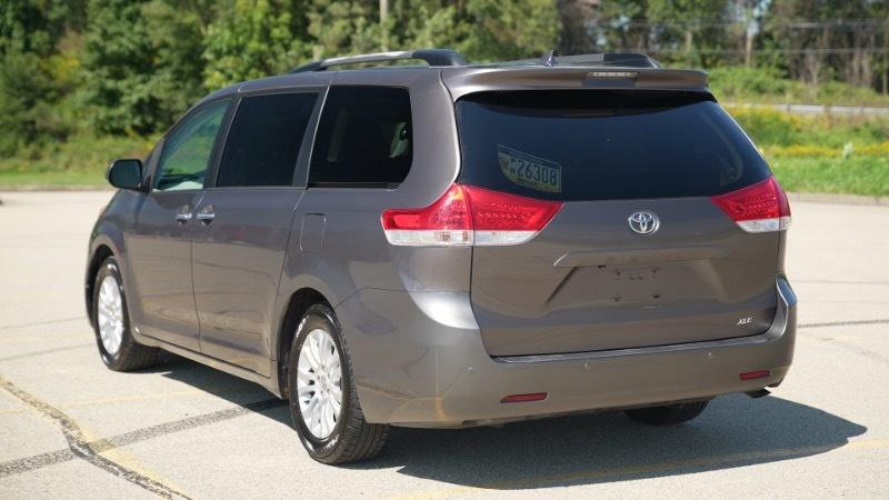 Toyota Sienna Limited 7-Pass V6 2011