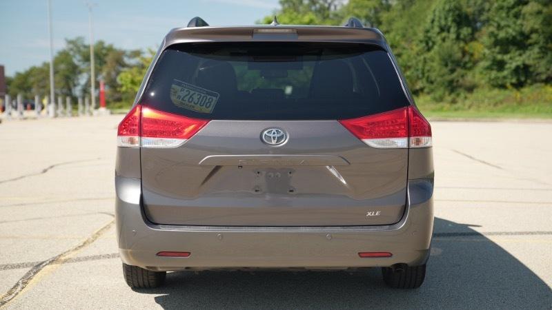 Toyota Sienna Limited 7-Pass V6 2011
