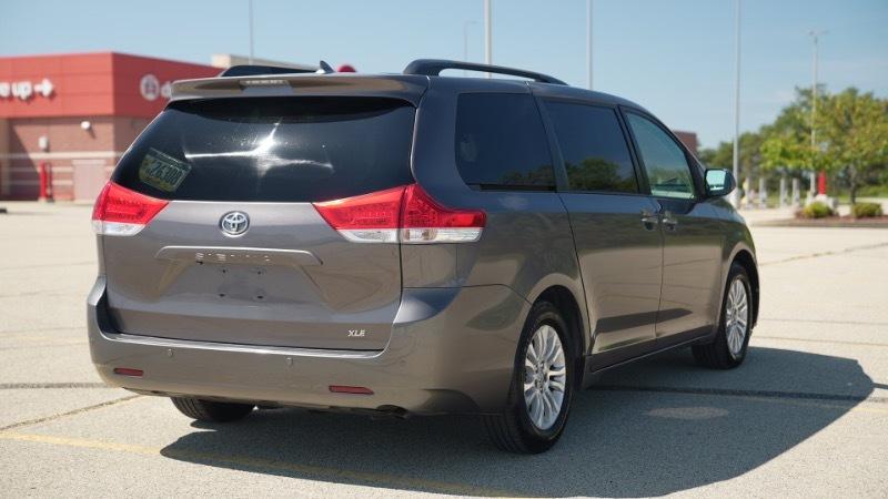 Toyota Sienna Limited 7-Pass V6 2011