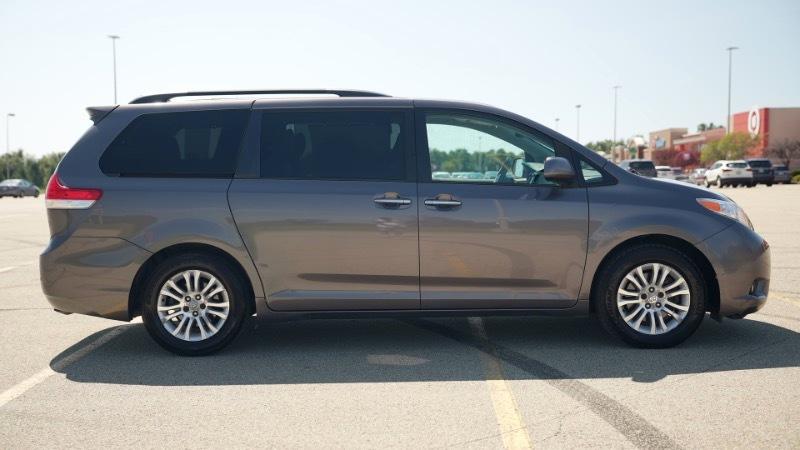 Toyota Sienna Limited 7-Pass V6 2011