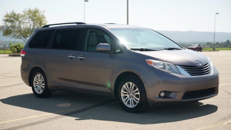 Toyota Sienna Limited 7-Pass V6 2011