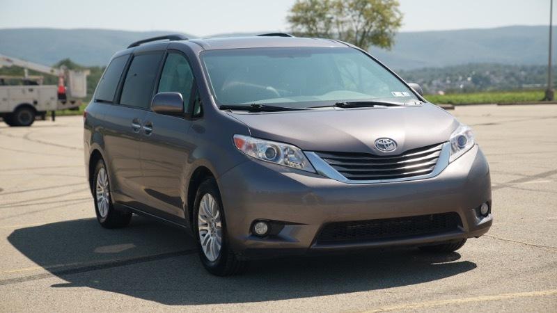 Toyota Sienna Limited 7-Pass V6 2011