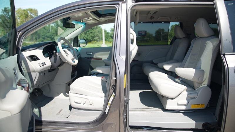 Toyota Sienna Limited 7-Pass V6 2011