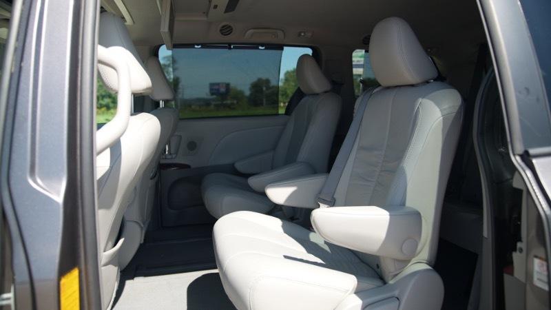 Toyota Sienna Limited 7-Pass V6 2011