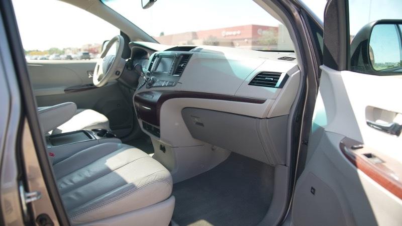 Toyota Sienna Limited 7-Pass V6 2011