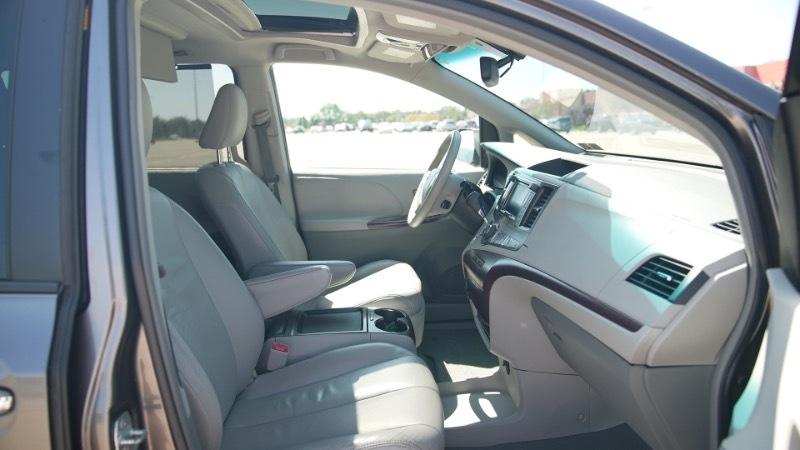 Toyota Sienna Limited 7-Pass V6 2011