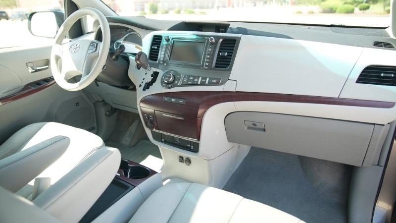 Toyota Sienna Limited 7-Pass V6 2011