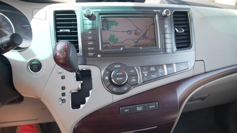 Toyota Sienna Limited 7-Pass V6 2011