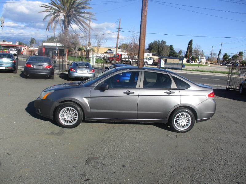 Ford Focus SE Sedan 2010