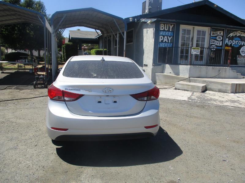 Hyundai Elantra SE 6AT 2016