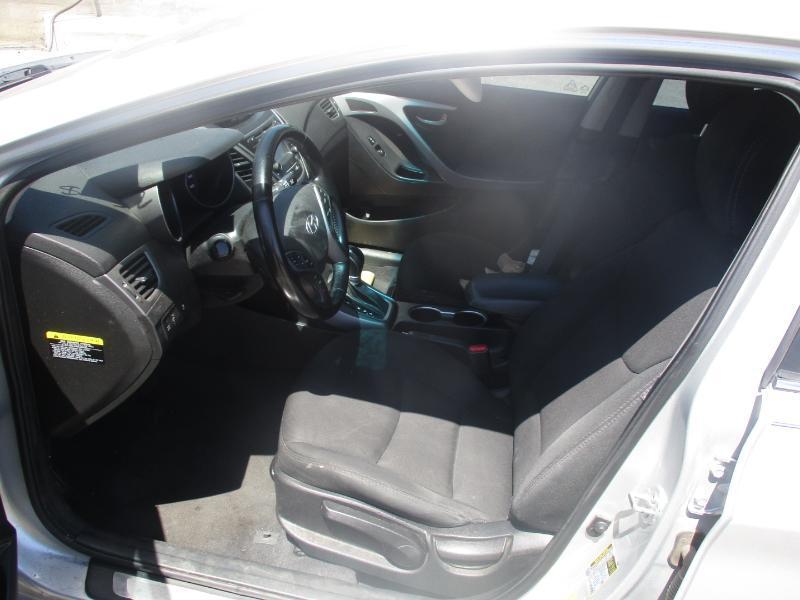 Hyundai Elantra SE 6AT 2016