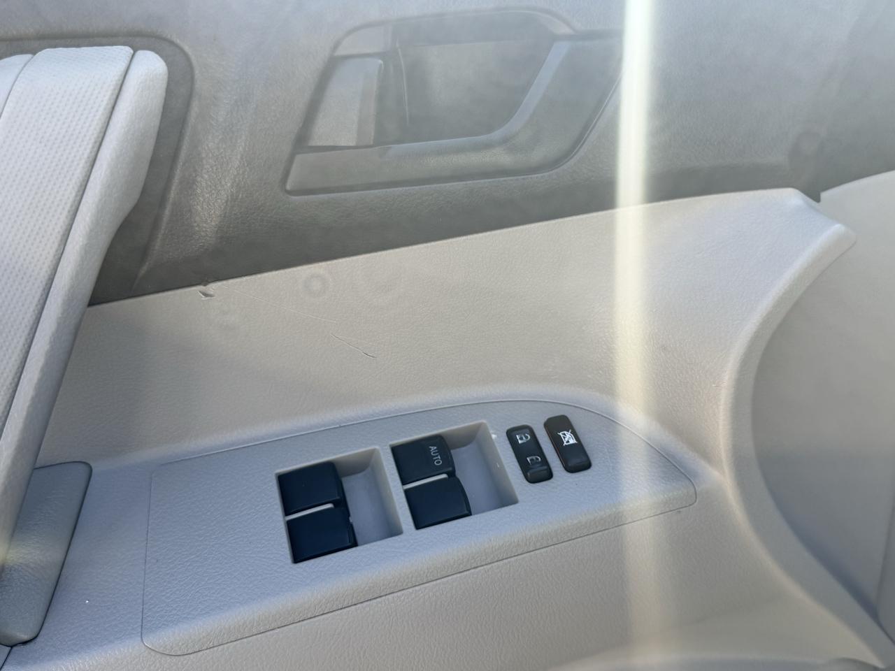 Toyota Highlander Base 2WD I4 2012