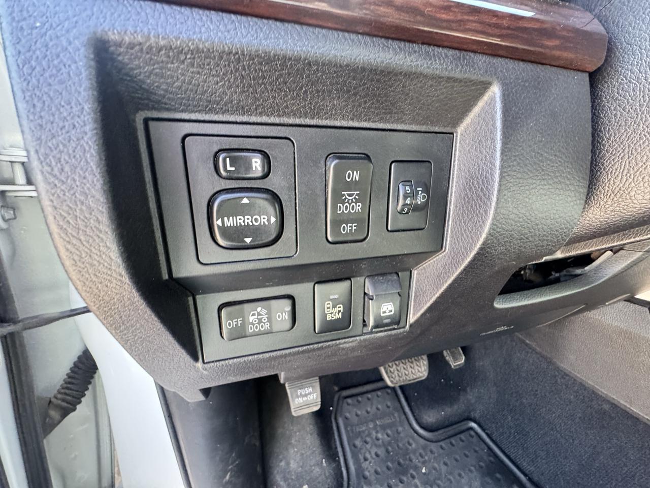 Toyota Tundra Limited 5.7L FFV CrewMax 4WD 2016