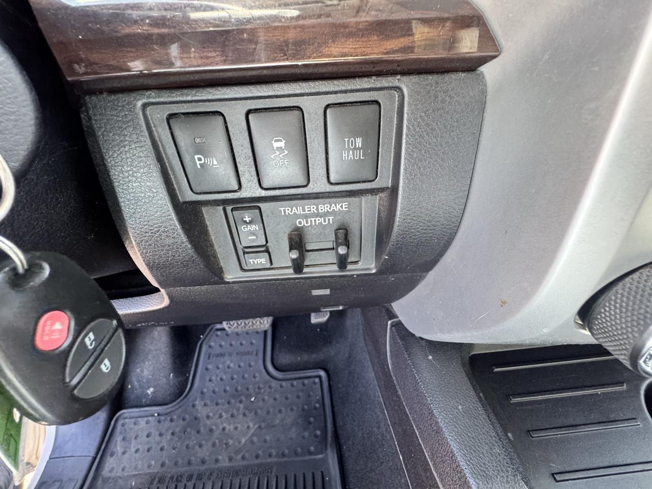 Toyota Tundra Limited 5.7L FFV CrewMax 4WD 2016