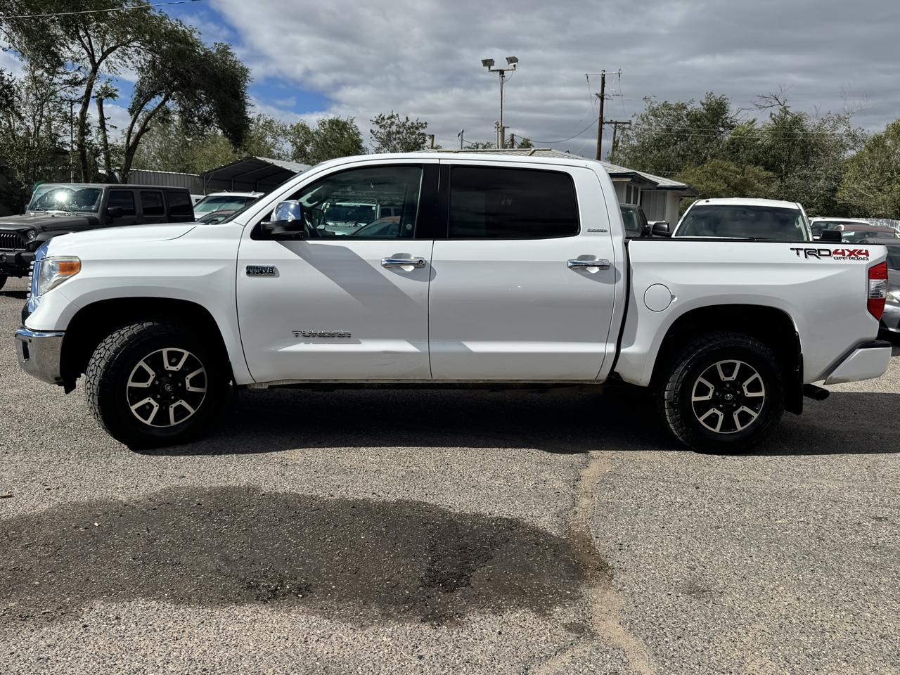Toyota Tundra Limited 5.7L FFV CrewMax 4WD 2016