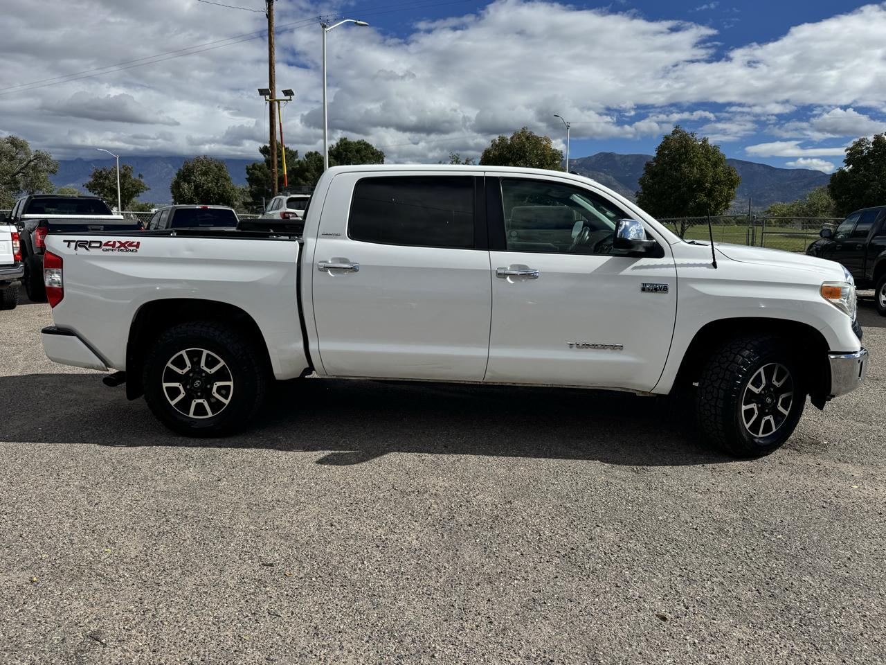 Toyota Tundra Limited 5.7L FFV CrewMax 4WD 2016
