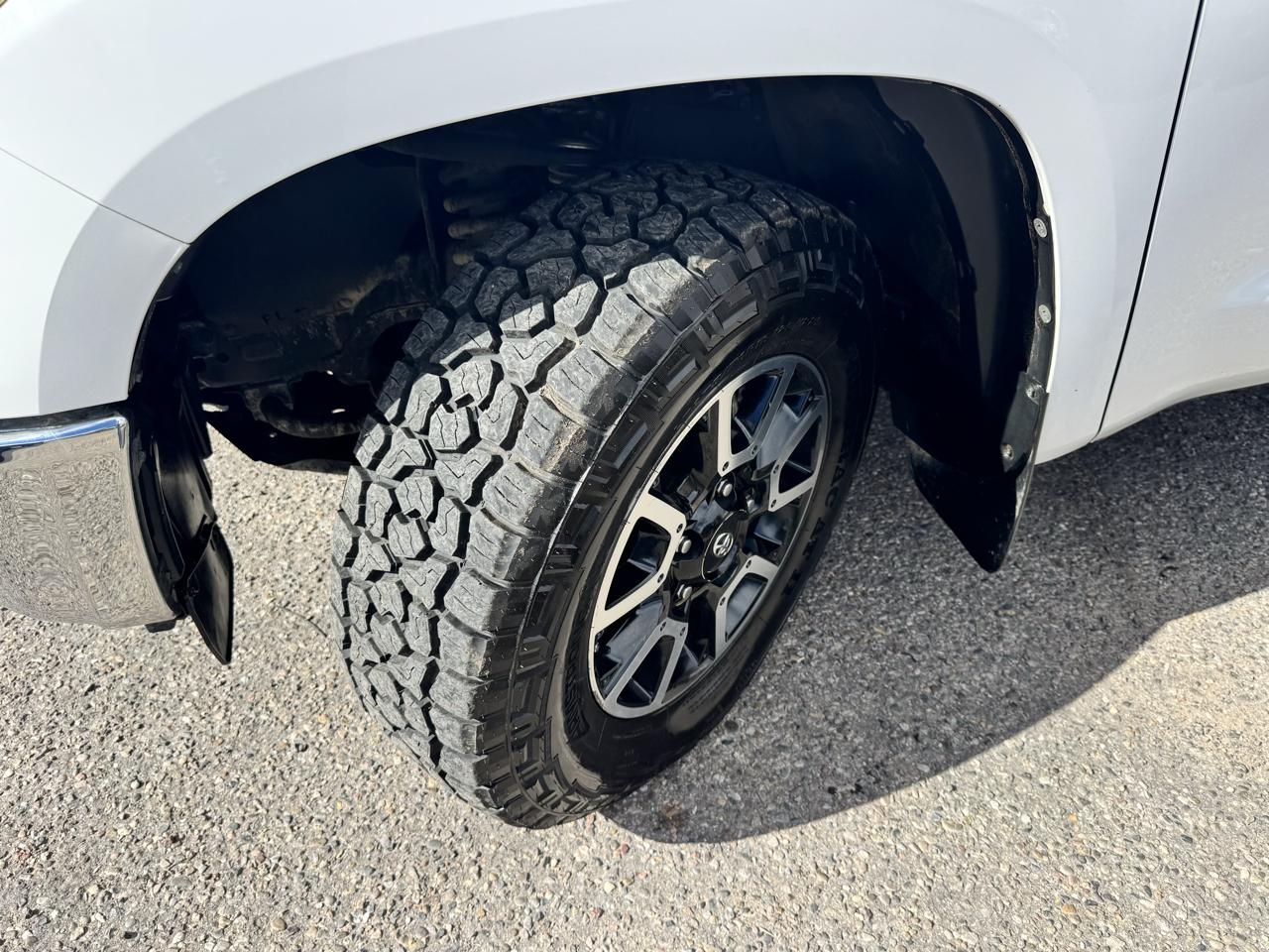 Toyota Tundra Limited 5.7L FFV CrewMax 4WD 2016