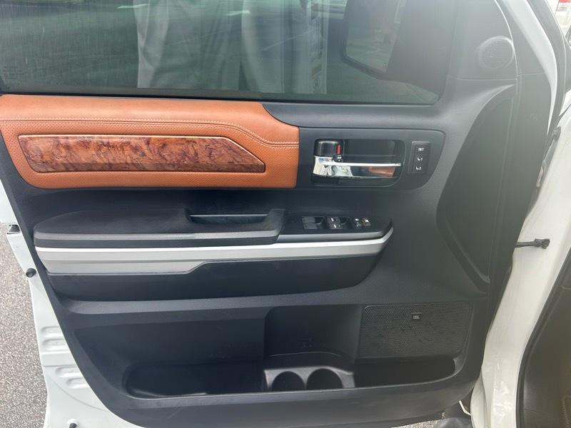 Toyota Tundra Platinum CrewMax 5.7L FFV 4WD 2015