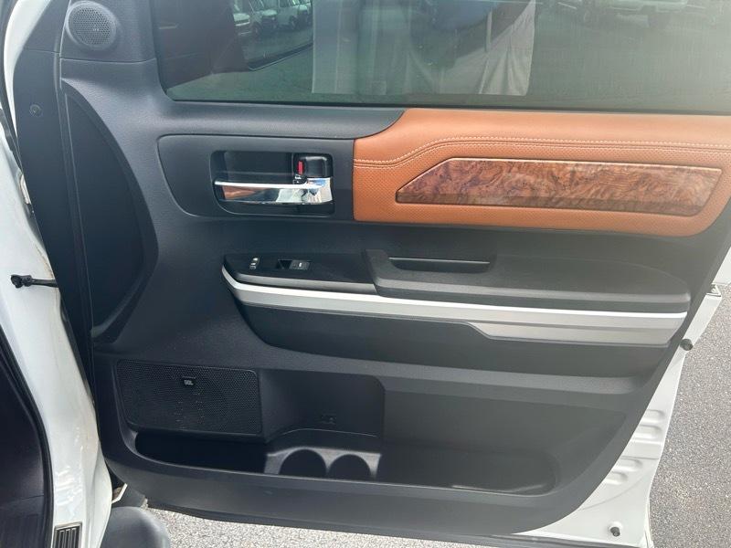 Toyota Tundra Platinum CrewMax 5.7L FFV 4WD 2015