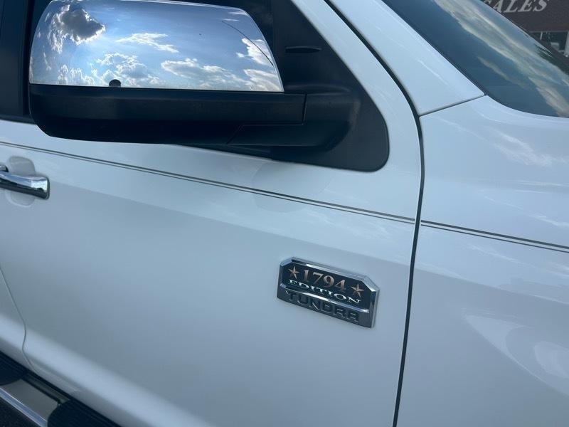 Toyota Tundra Platinum CrewMax 5.7L FFV 4WD 2015