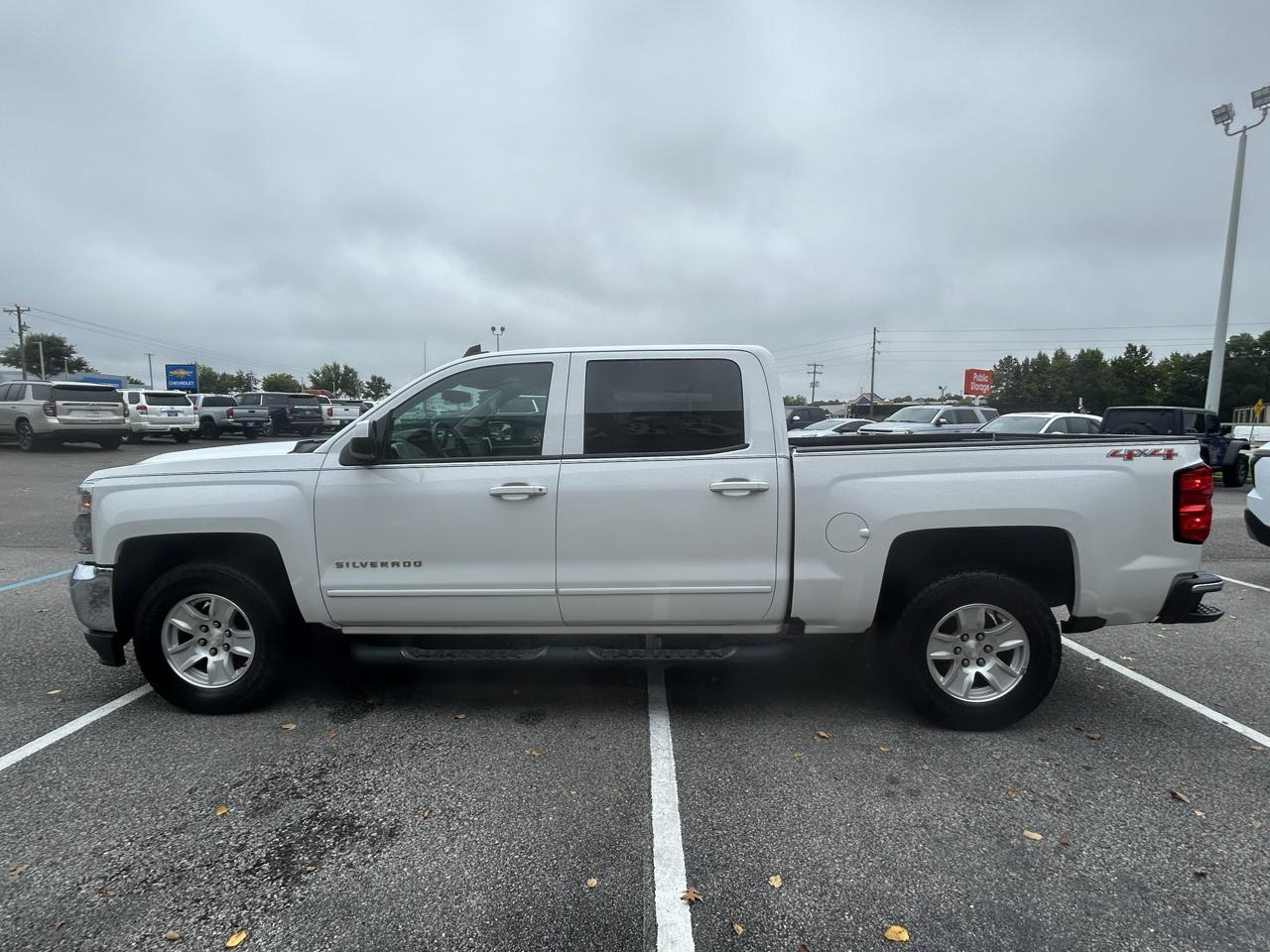 Chevrolet Silverado 1500 4WD Crew Cab 143.5" LT w/1LT 2017
