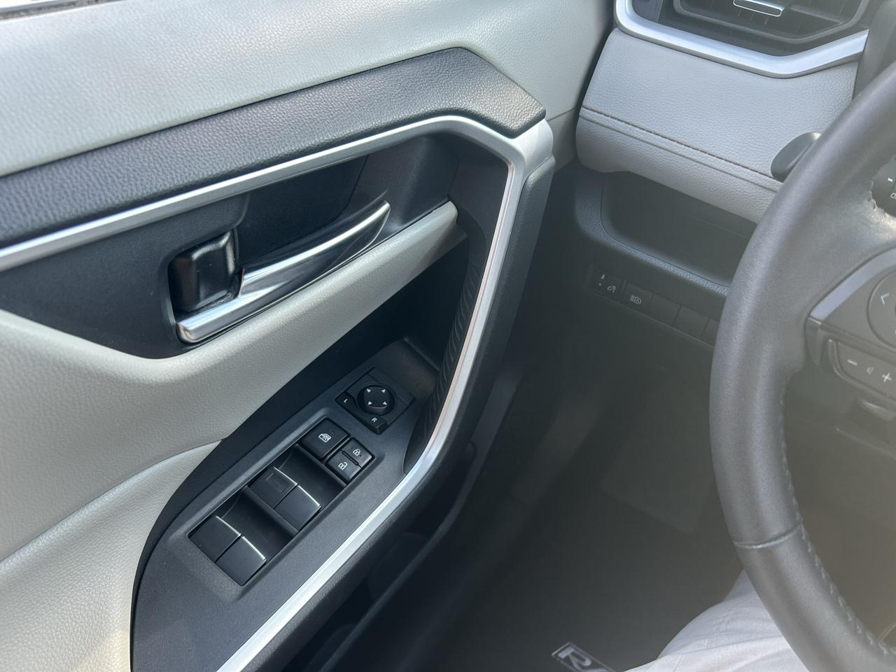Toyota RAV4 XLE Premium FWD (Natl) 2021