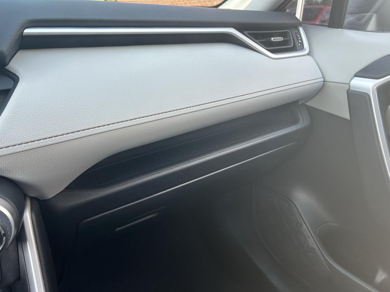 Toyota RAV4 XLE Premium FWD (Natl) 2021