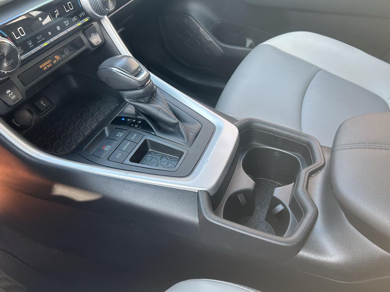 Toyota RAV4 XLE Premium FWD (Natl) 2021