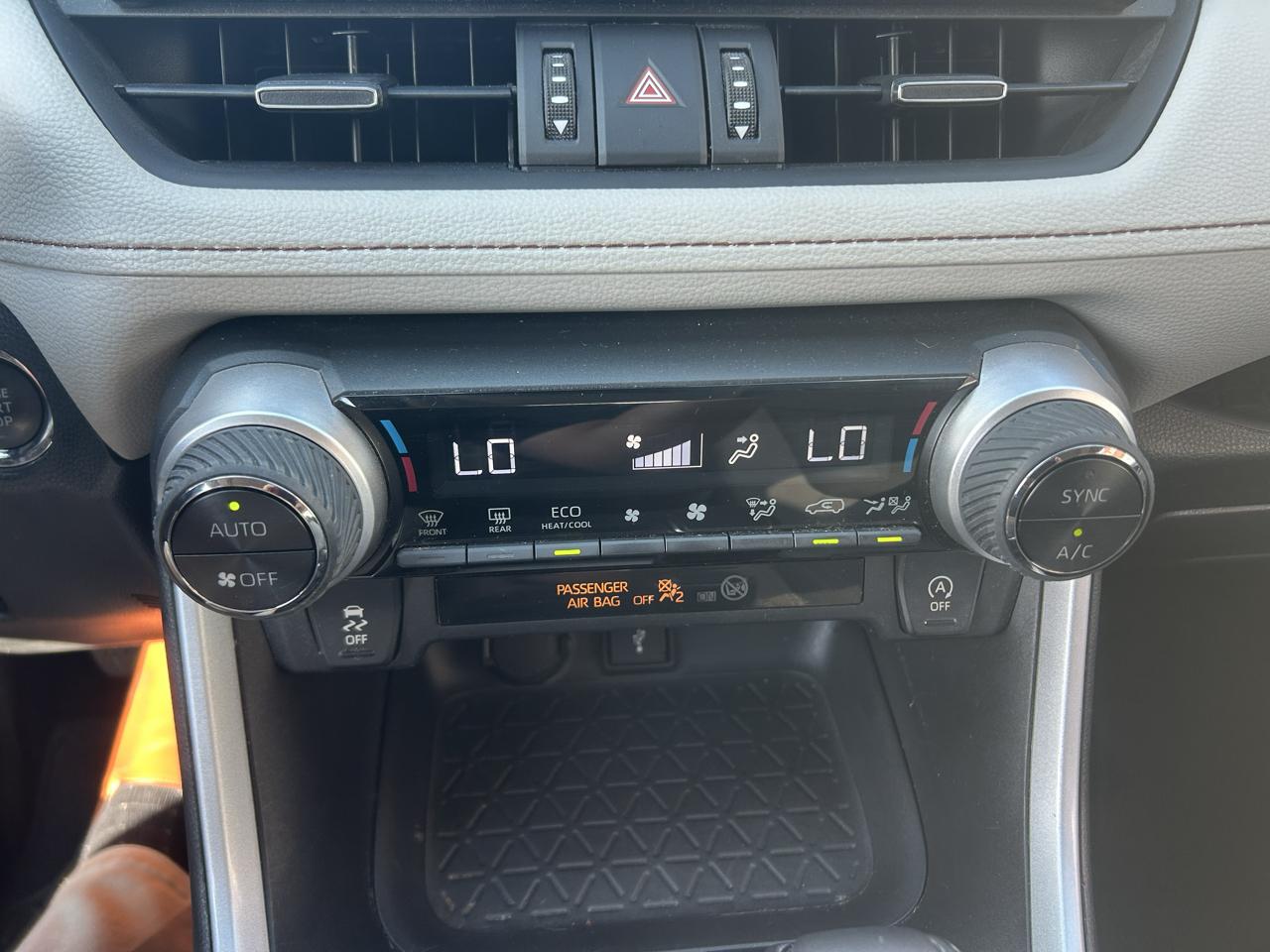 Toyota RAV4 XLE Premium FWD (Natl) 2021
