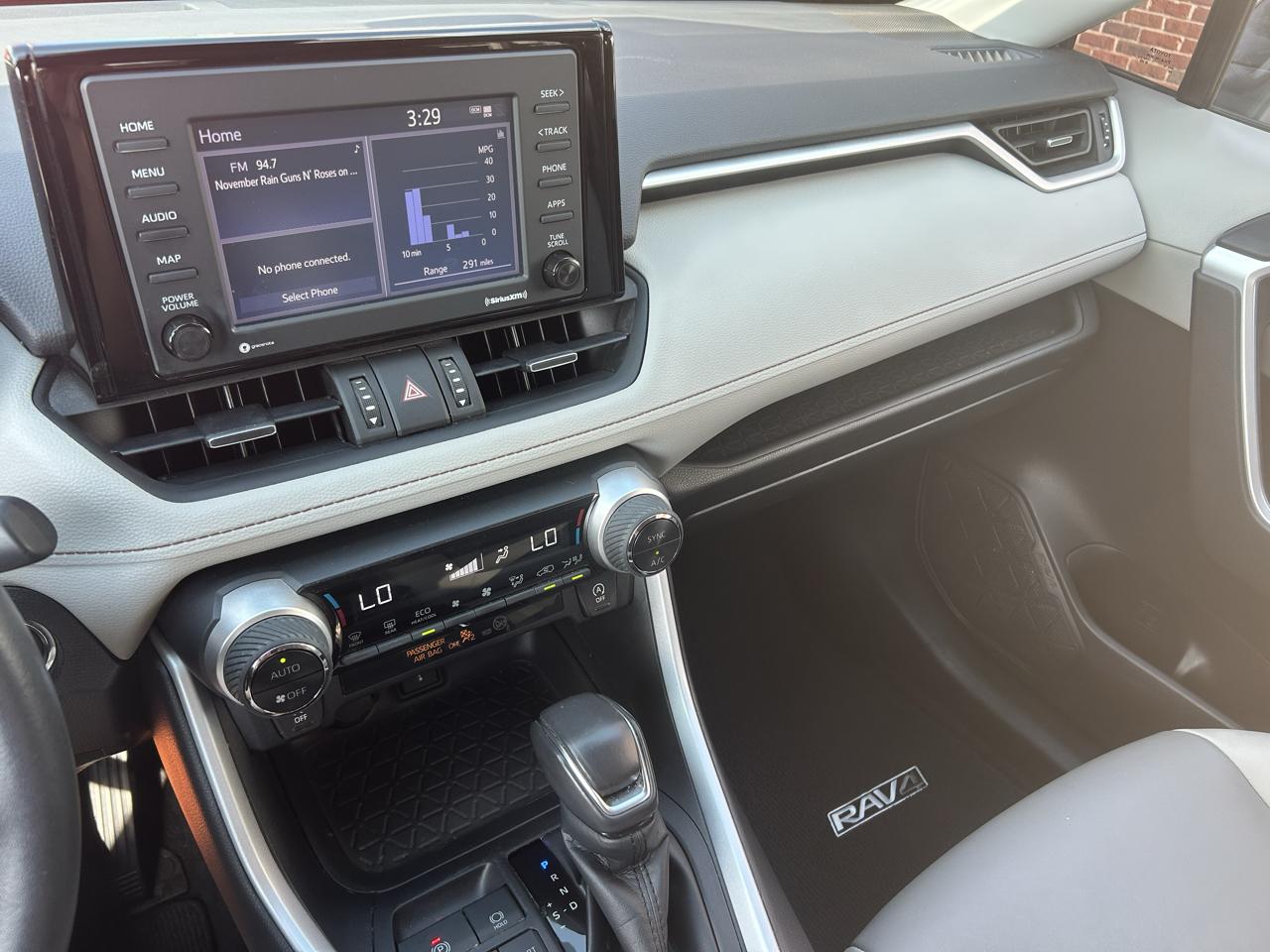 Toyota RAV4 XLE Premium FWD (Natl) 2021
