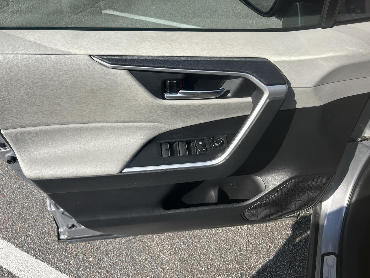 Toyota RAV4 XLE Premium FWD (Natl) 2021